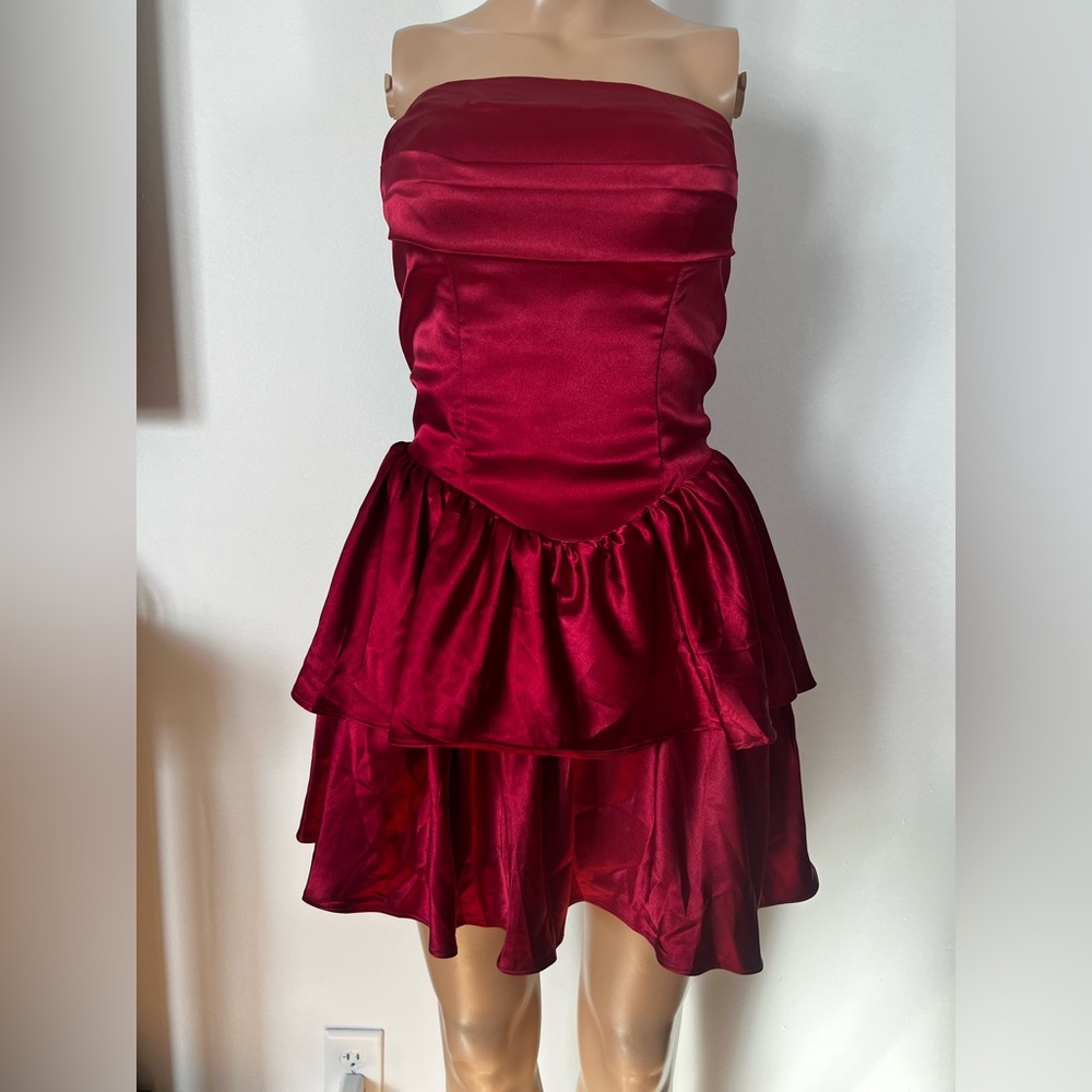 V3.    Elegant Red Strapless Dress
